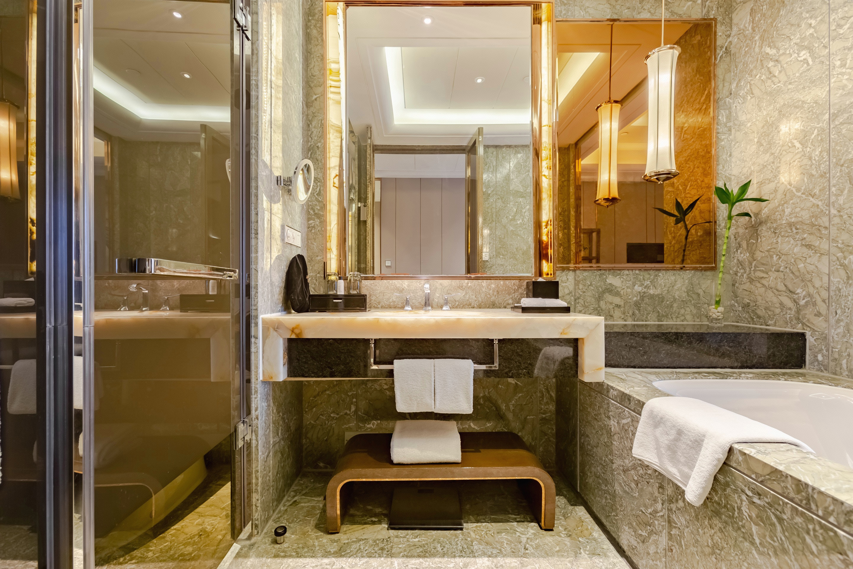 豪华大床房（繁华商业街景）