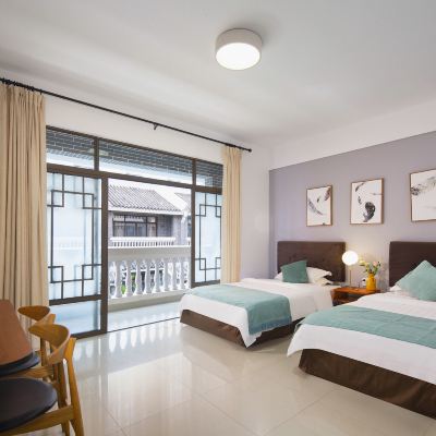 月畔陽台雙床房 蕉葉民宿（三亞免税城店）優惠