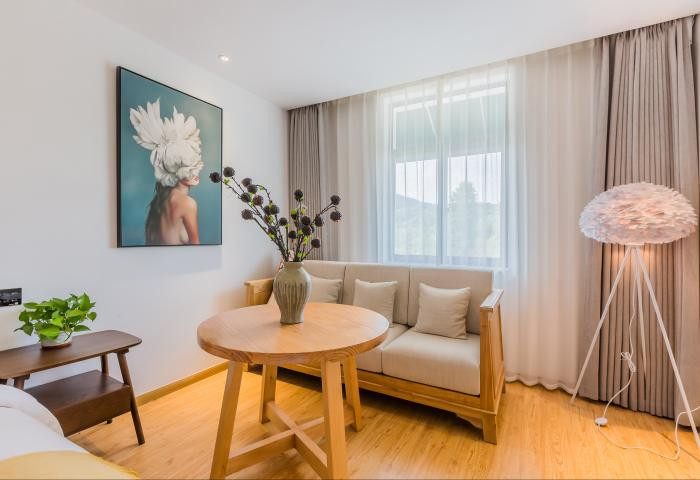 自然湖景大床房