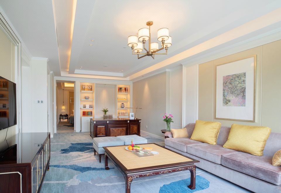 The Purple Palace NanjingZhongshan Building Deluxe Lake-View Suite - Panoramic Lake And Mountain View