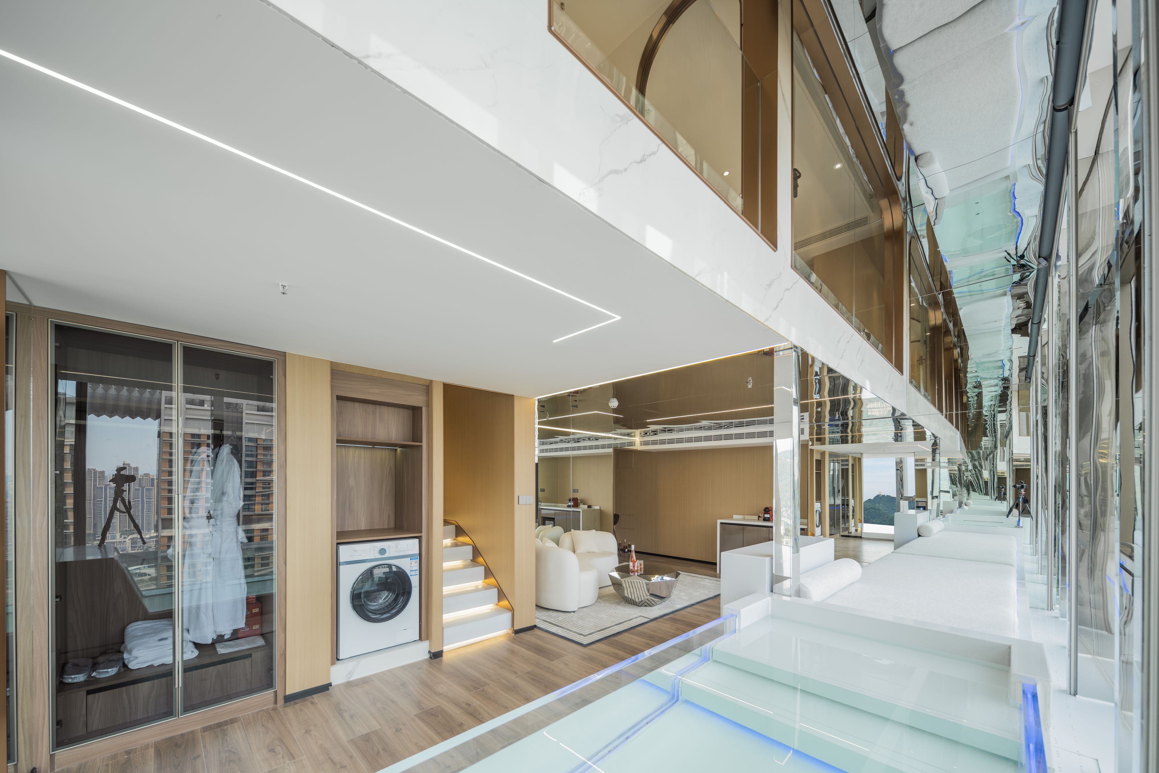 270度水晶横廊江景汤池跃层双卧套房