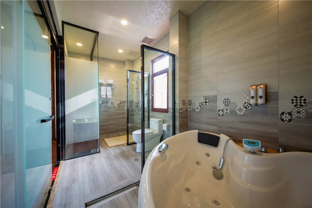 土家滴水床带浴缸、厨房、棋牌豪华大套房