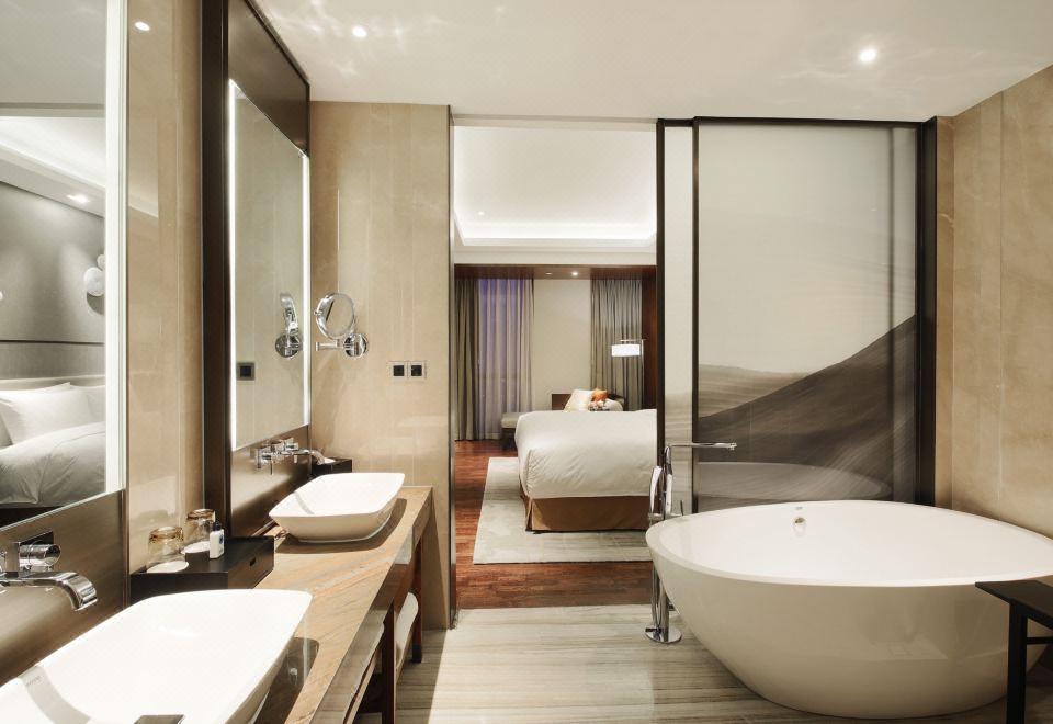 單臥套房超大床【獨立起居室+雙衞+戴森吹風機】