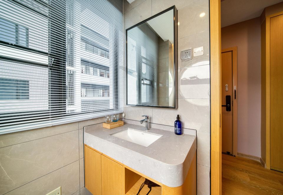 朝花夕拾·豪华大床房（智能客控+智能马桶+沙发）