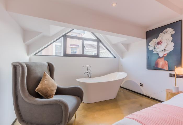 自然湖景大床房