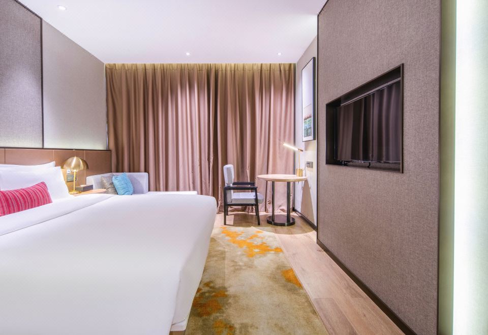 高級大床房（落地飄窗+辦公桌椅）