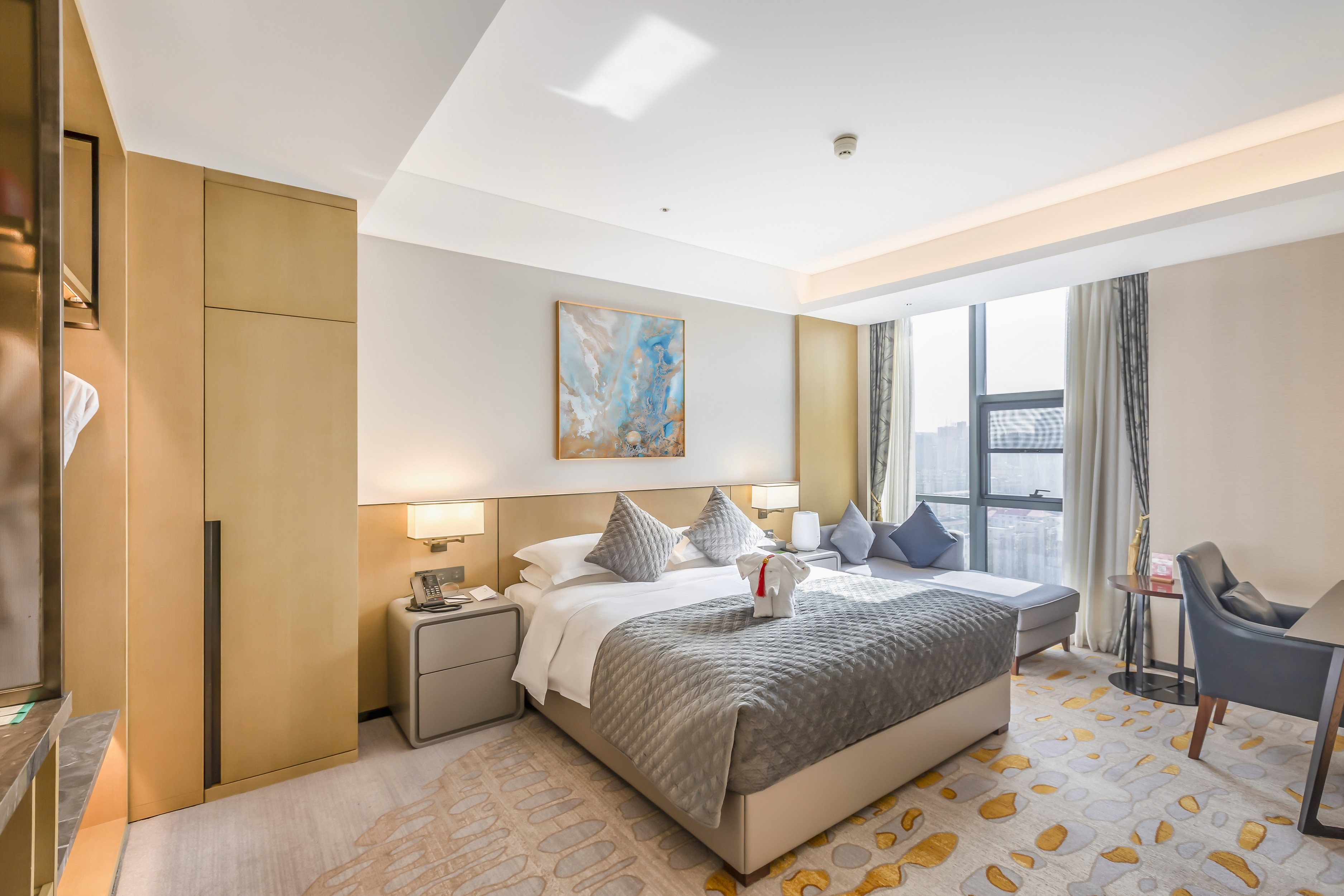 豪华大床房（水系花园景观+80支贡缎床品+金可儿床垫）