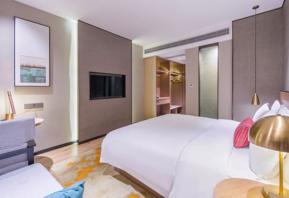 高級大床房（落地飄窗+辦公桌椅）