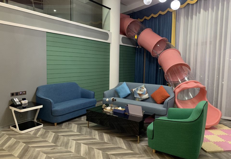 自由夢·Loft粉紅滑梯大套房【洗衣機+小廚房+冰箱】