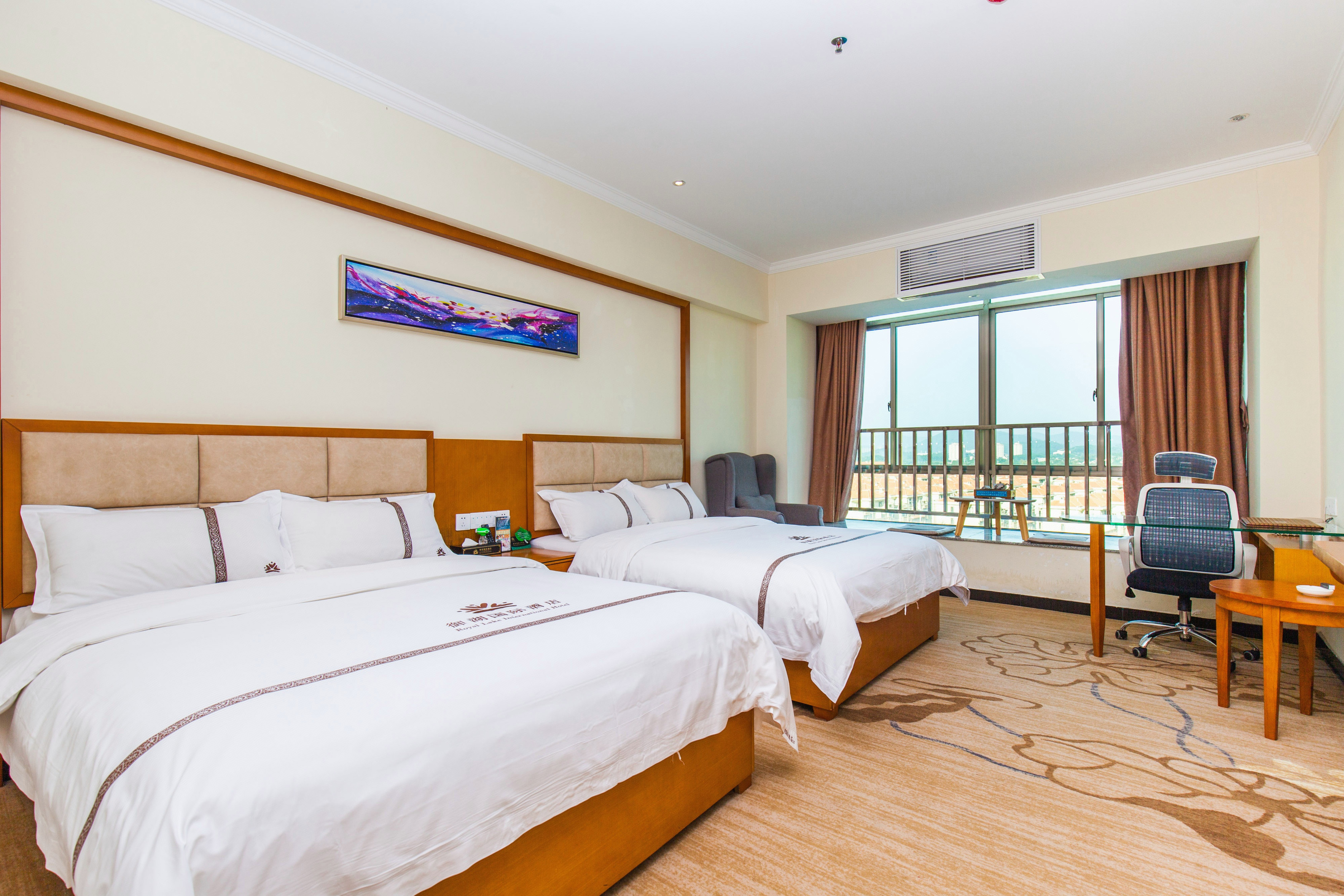 御湖豪华双床房【全景落地飘窗】【功夫茶具】