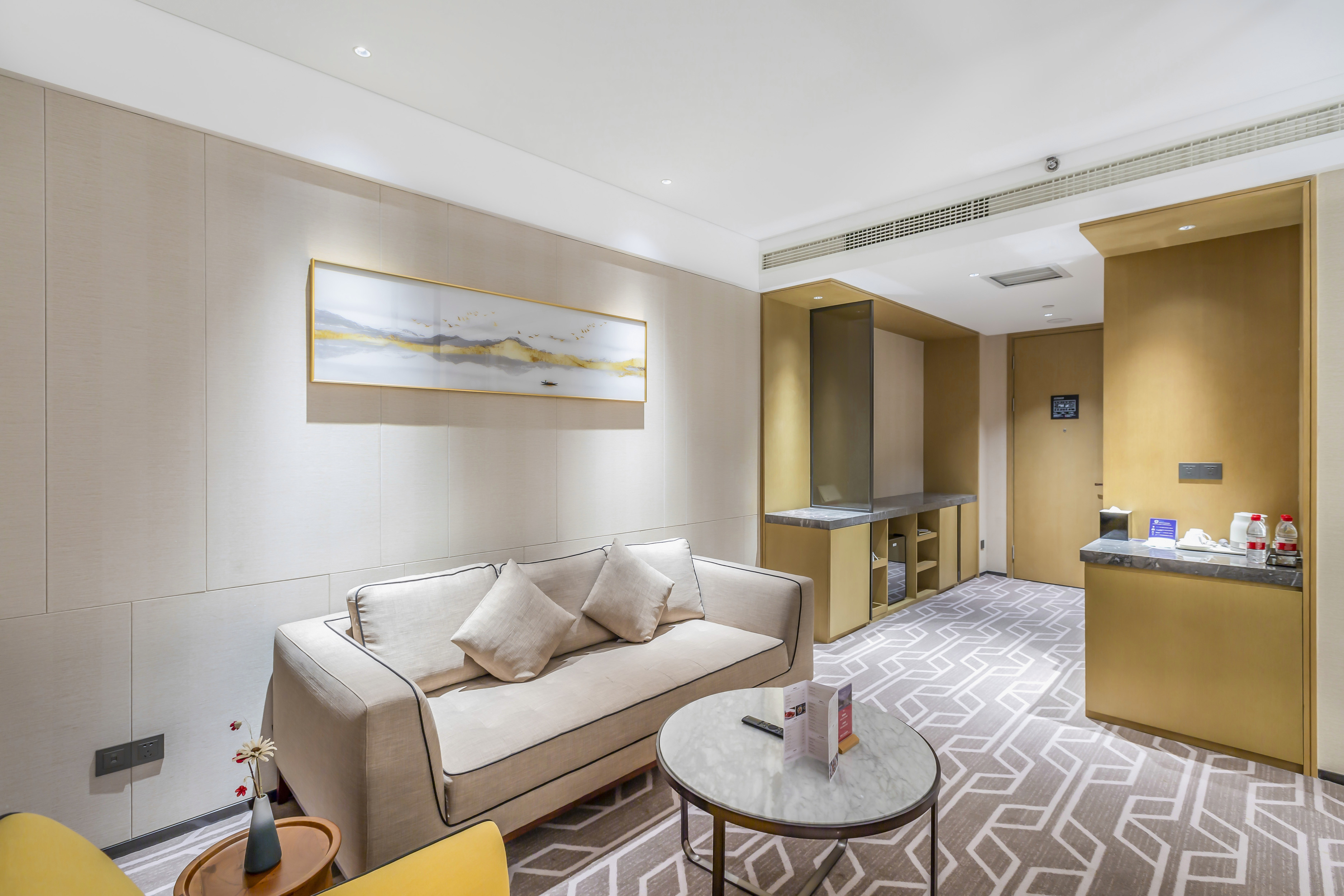 行政大床房（水系花园景观+80支贡缎床品+金可儿床垫）