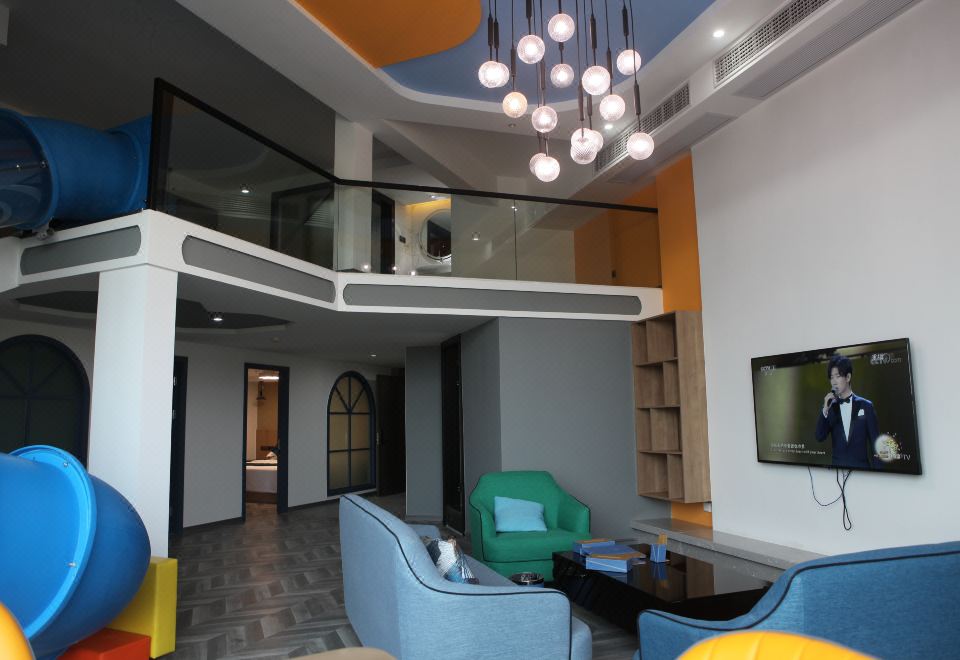 自由夢·Loft藍調滑梯大套房【洗衣機+小廚房+冰箱】