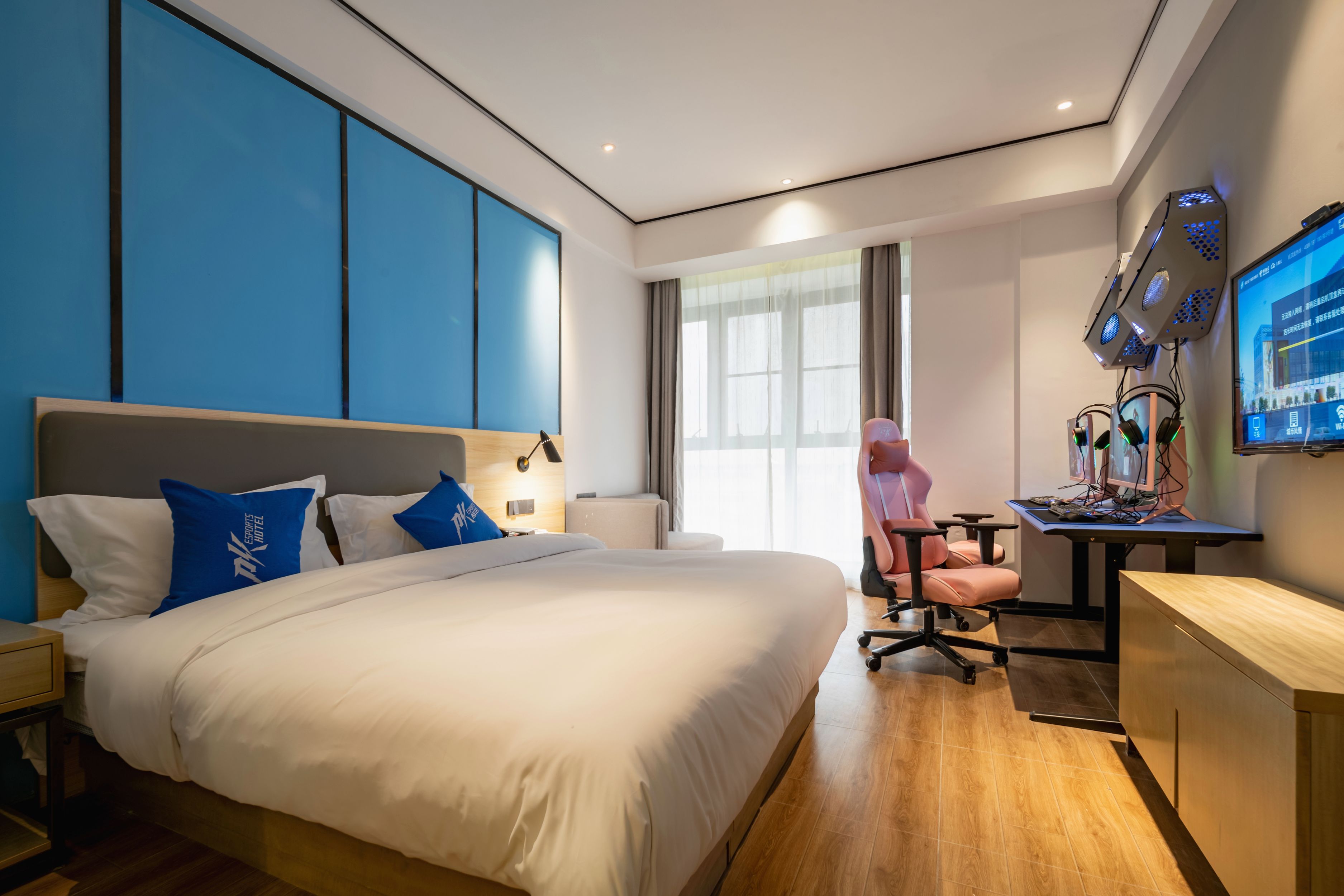 奢華電競大床房[RTX3080Ti+32G+i5-12490+27寸2K+M2-240G網吧特權]