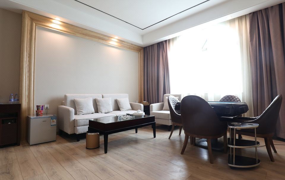 行政套房：休閑棋牌+尊享特大床+坐臥沙發