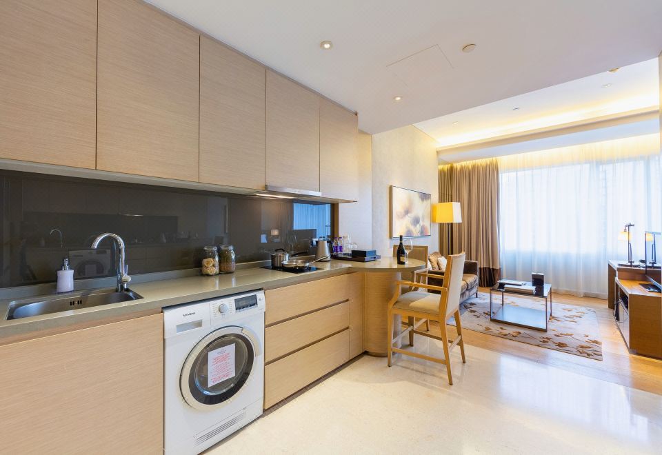 Studio Executive King