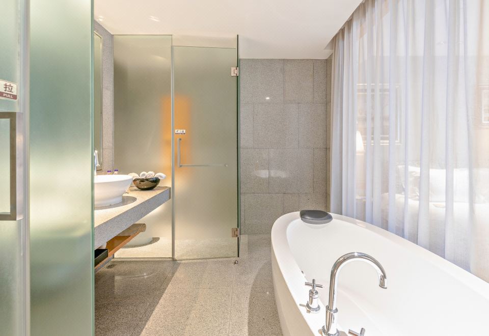 豪華大床浴缸房