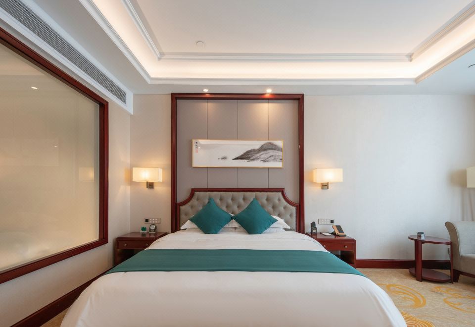 豪华大床房（全景落地窗+舒适沙发+独立浴缸）