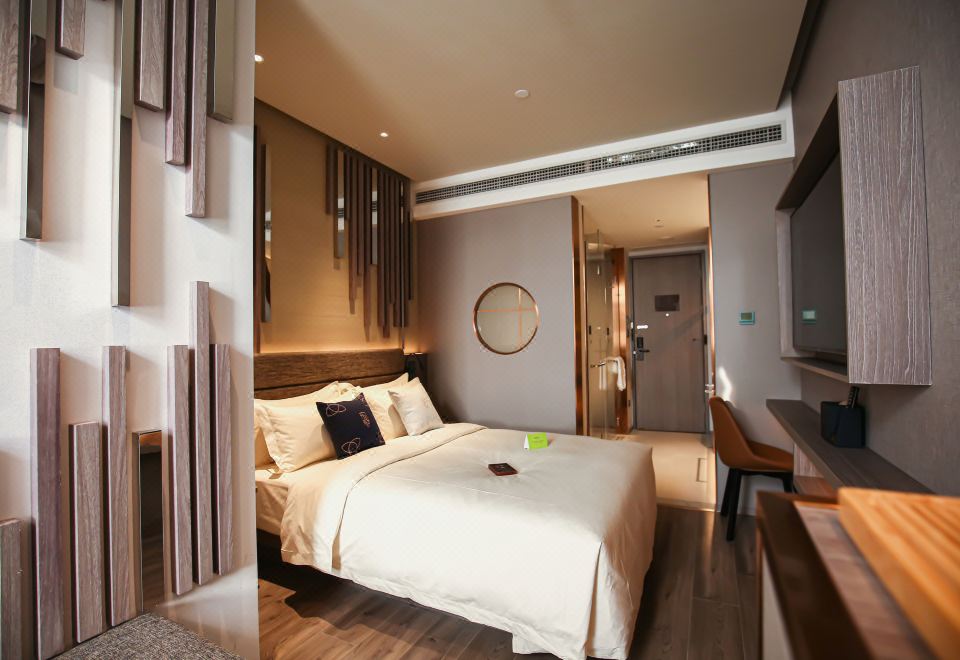 精致大床房（加热毛巾杆+小冰箱+智能镜）