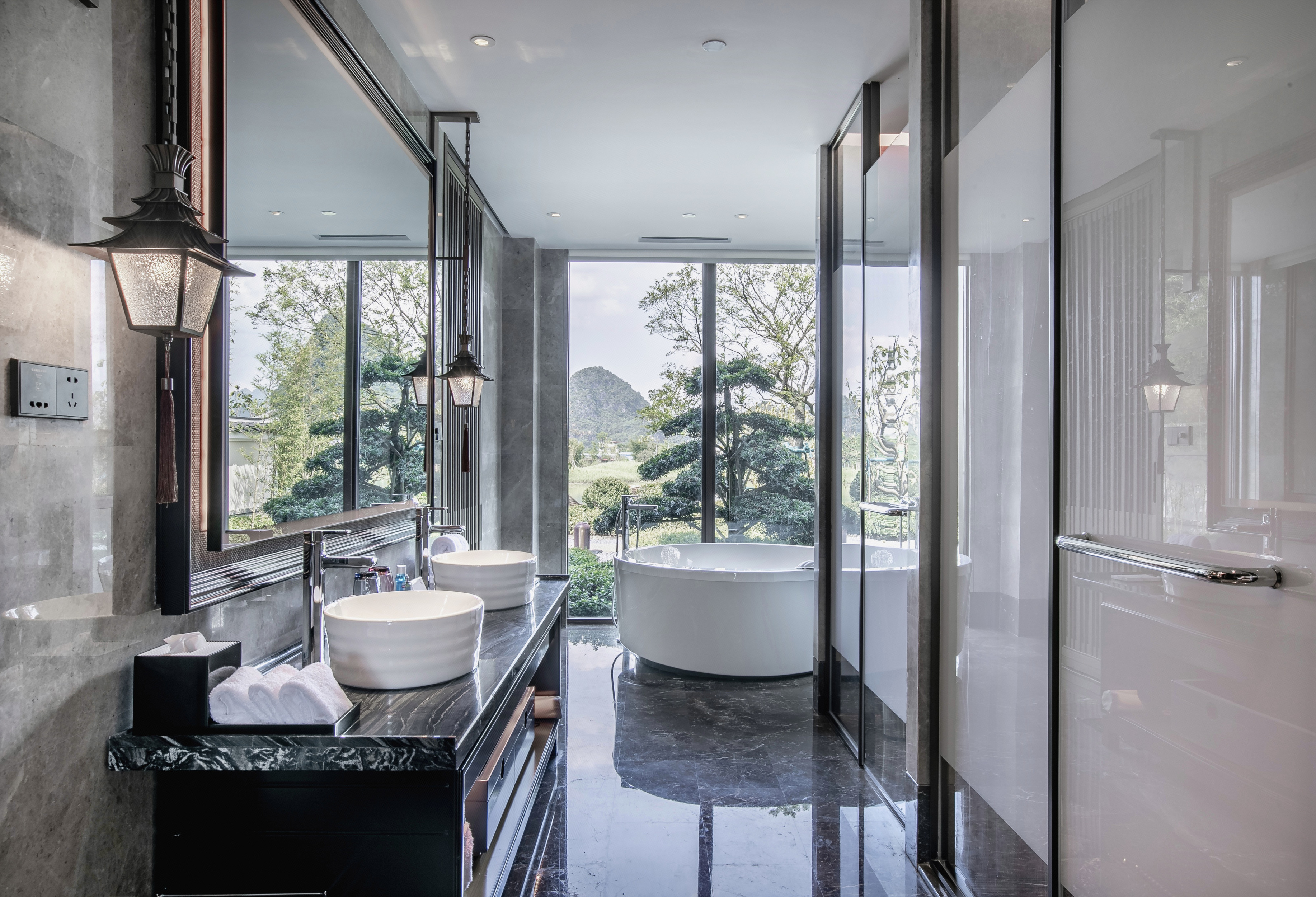 湖景庭院露台三卧别墅