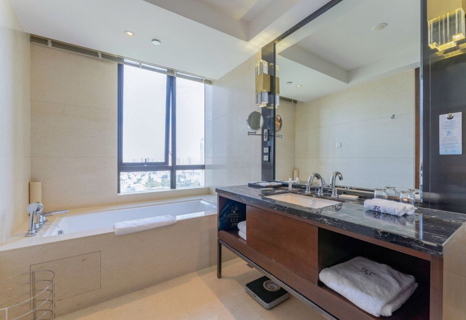 Executive Deluxe Double Bed Room (Super High Floor)