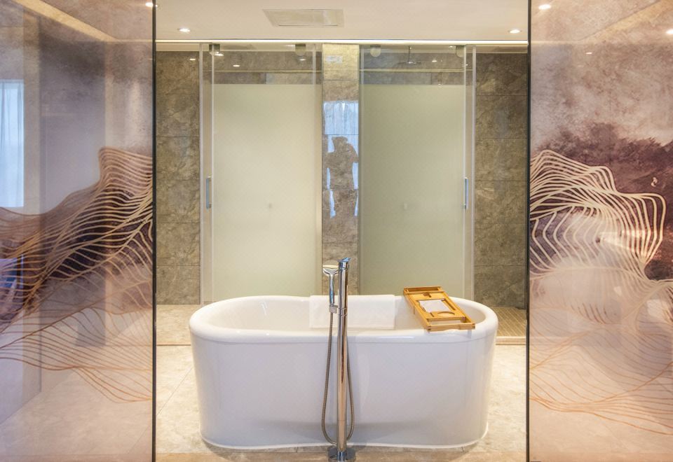 高级套房（超大浴缸+落地窗俯瞰城市美景+一室一厅）