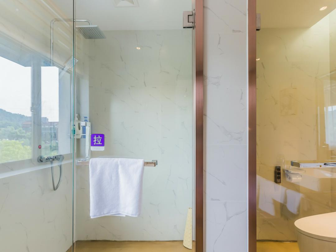 自然湖景大床房