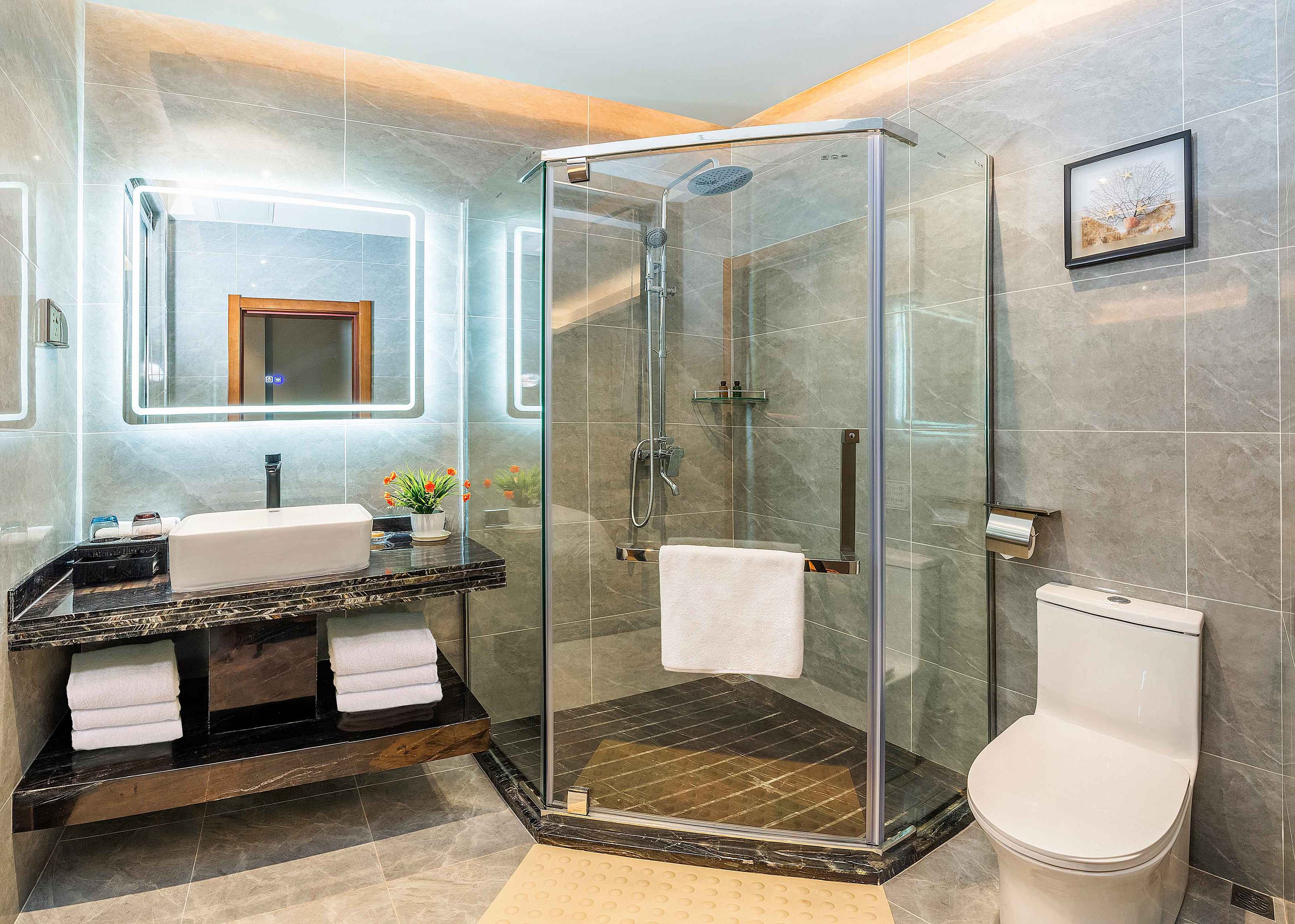 Zhuhai Huafeng Hotel (Huafa Commercial City Wanxuehui Branch)高级大床房丨护颈枕丨高速专网丨四层隔音