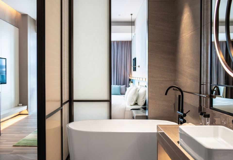 Investon Hotel Shenzhen LonghuaGrande Deluxe King Size Bed Room