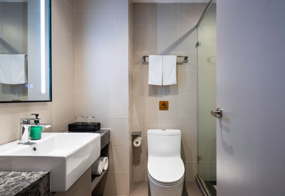 Homeinn Selected Hotel (Yibin Changning High-Speed Railway Station)Superior Queen Room