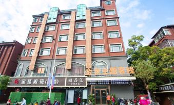 Nanchang Jinlong Hotel (Xinjiayu Subway Station China Southern Airlines University Branch)