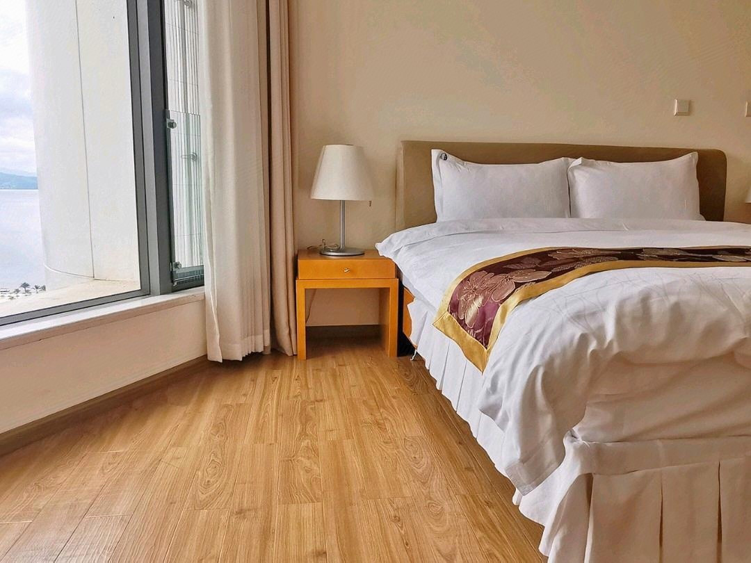 高級湖景大床房