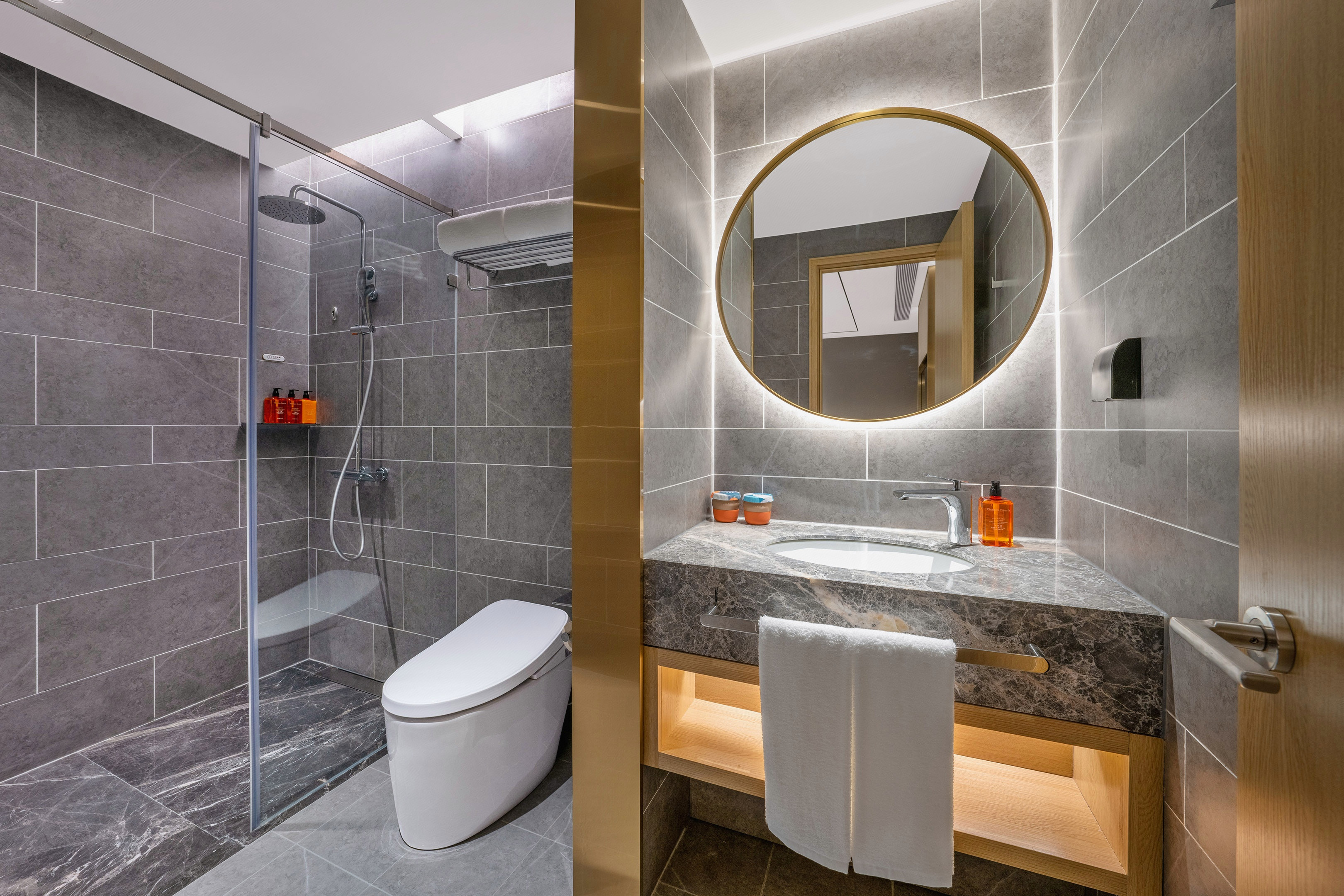 商务大床房（65寸可投屏电视+智能客控+小冰箱）