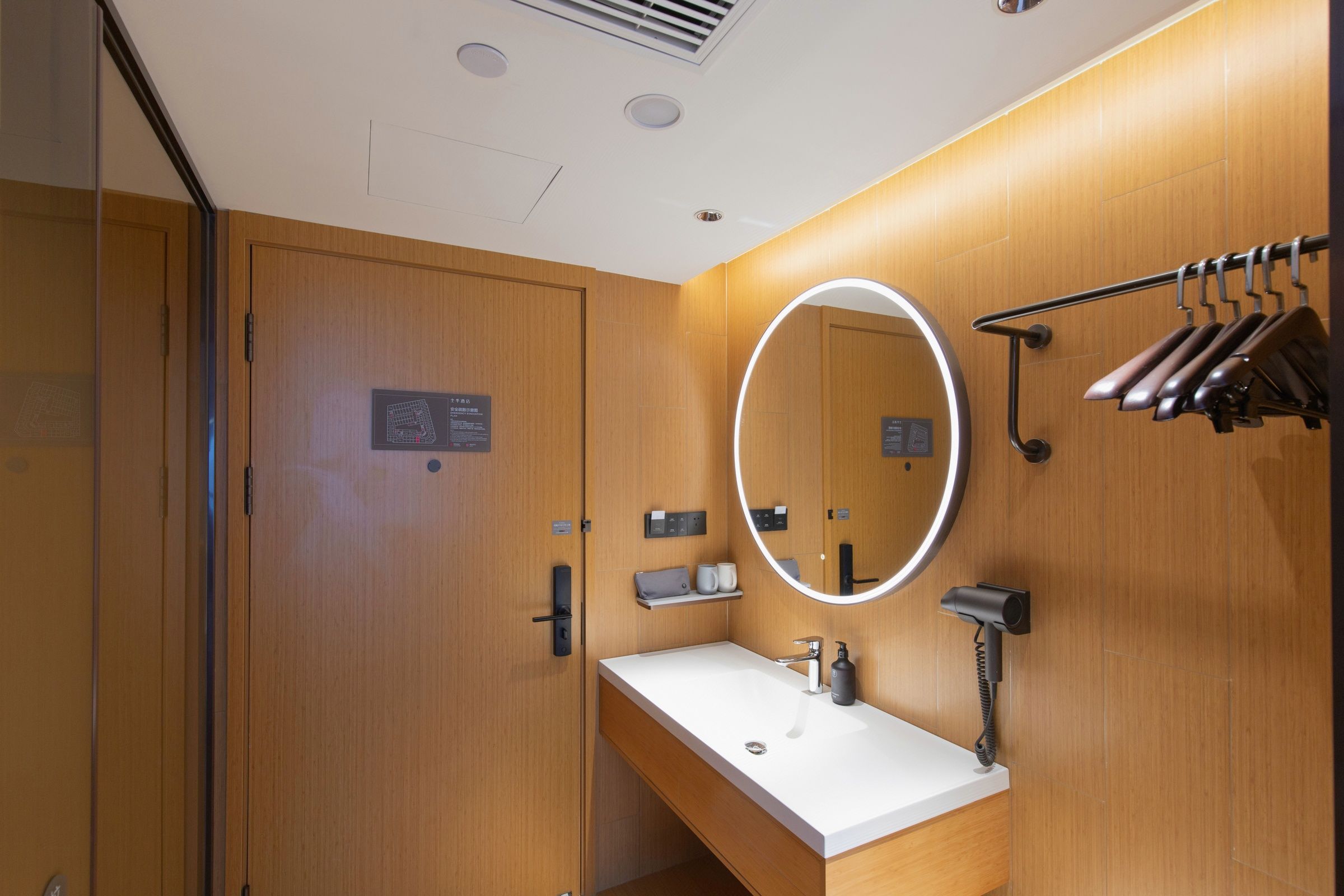 高级特大床房（超大床+投屏+冰箱+智能马桶）