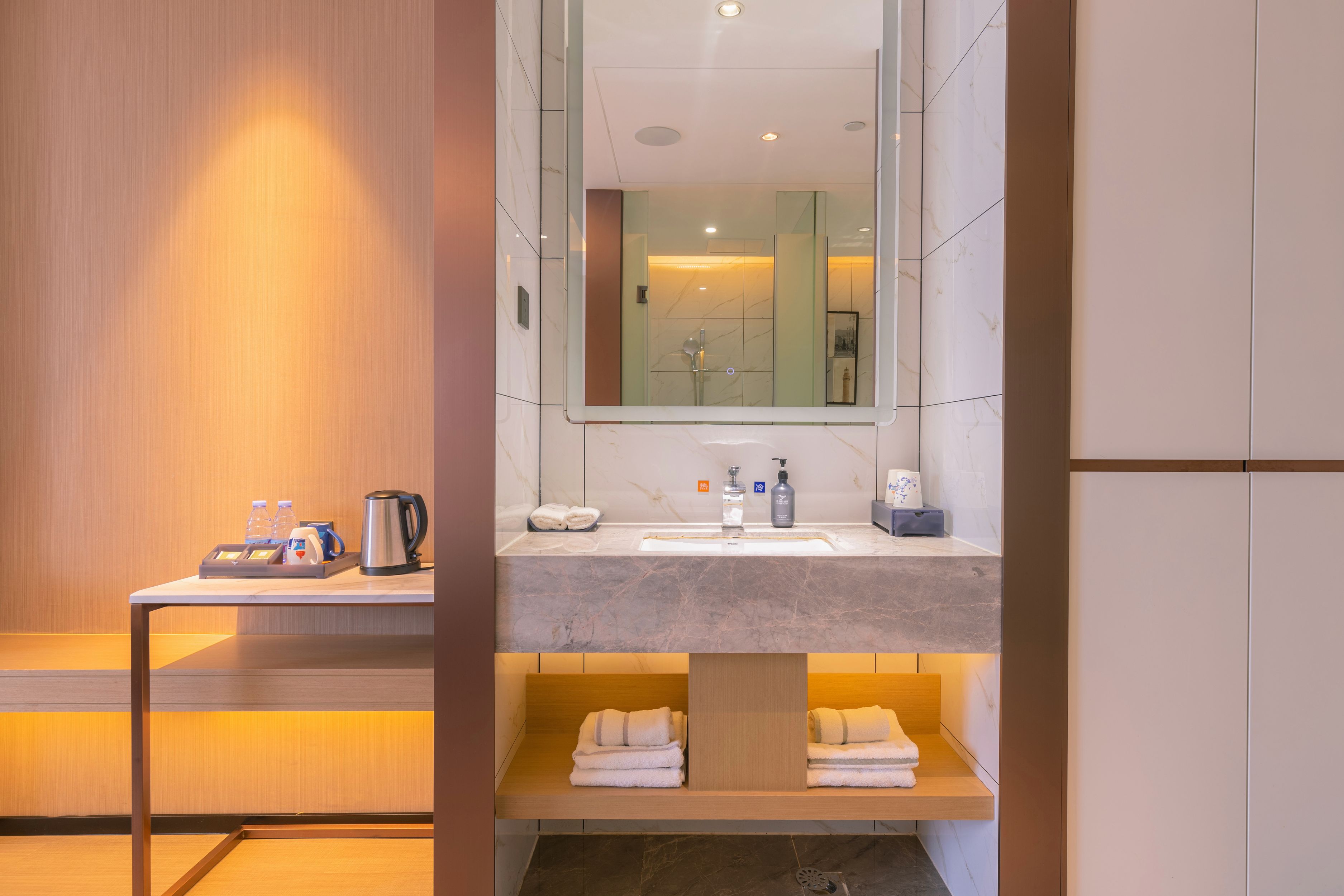 高级双床房（电视投屏+办公桌椅+婚房布置）