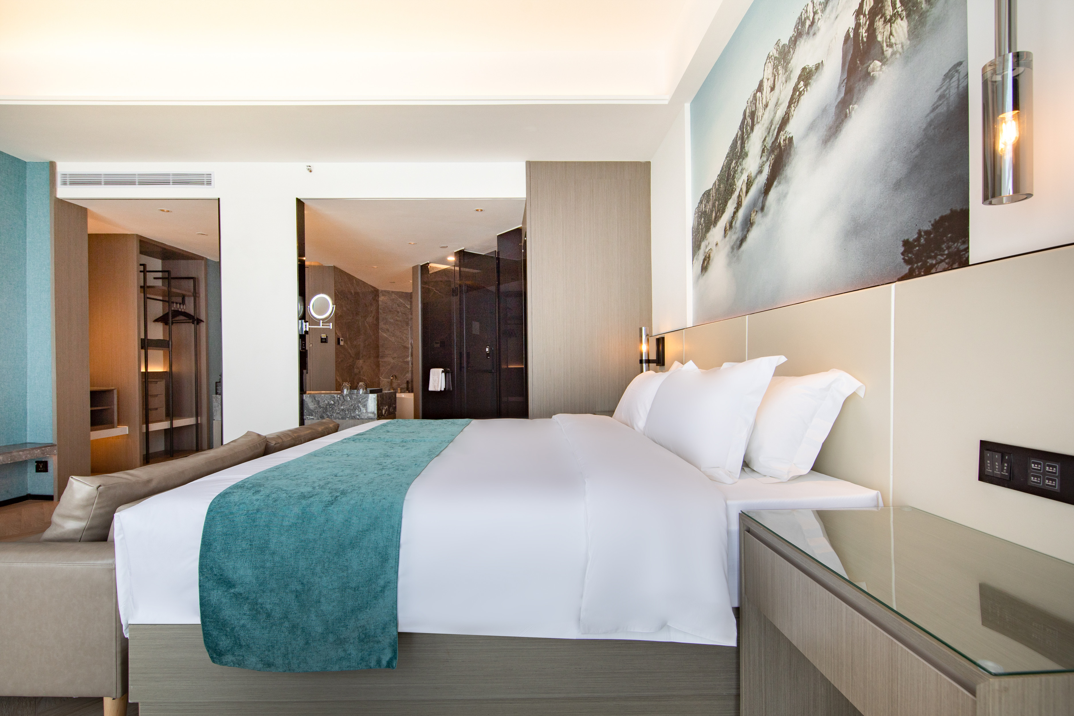 Deluxe Queen Room