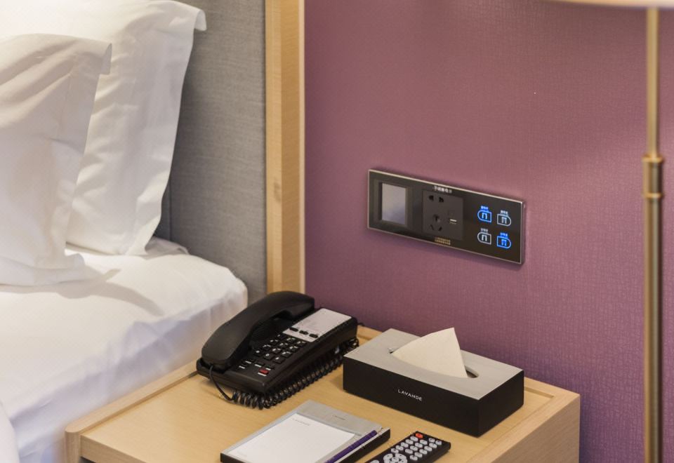 商务大床房（智能客控+办公长桌+空气净化器）