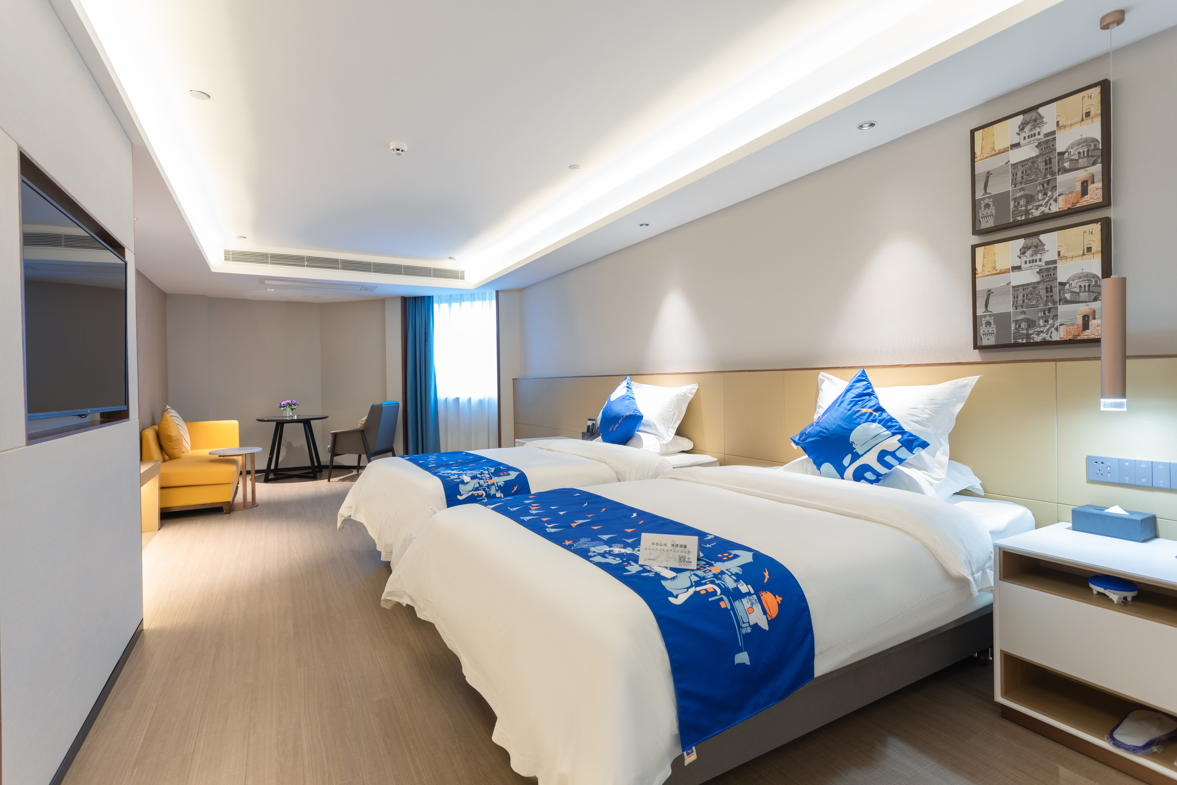 豪华双床房（电视投屏+办公桌椅+婚房布置）