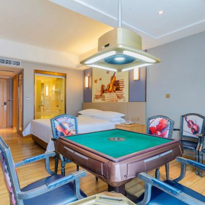 棋牌大床房（休閑娛樂+空氣凈化） 維也納國際酒店（肇慶中心湖景店）優惠