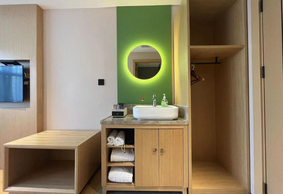 Light Luxury Queen Room