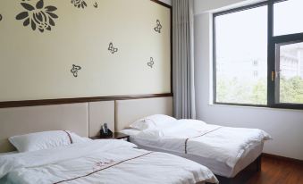 Longling Yijia Hotel