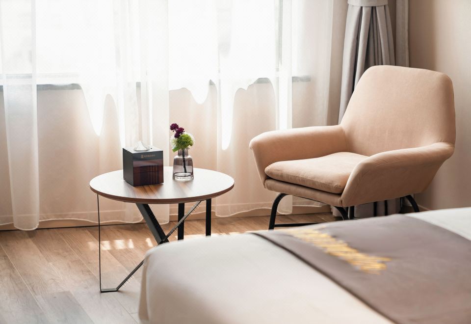 高级大床房【英伦风格，55寸可投屏电视】