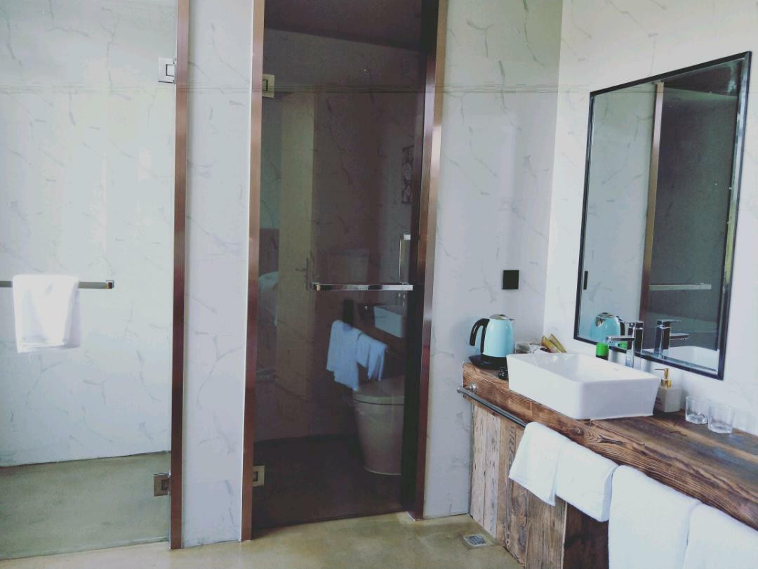 自然湖景大床房