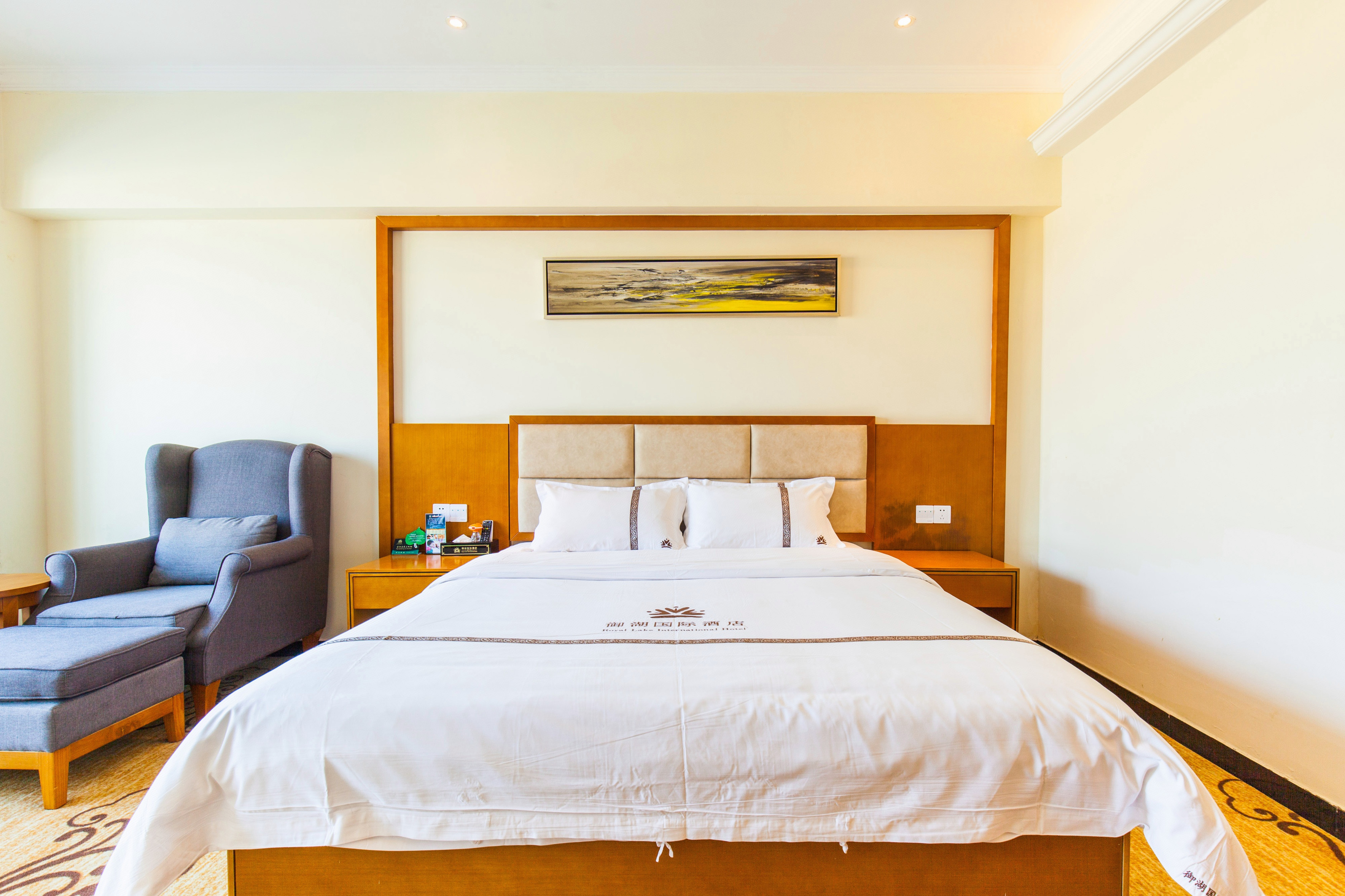 御湖豪华大床房【全景落地飘窗】【功夫茶具】