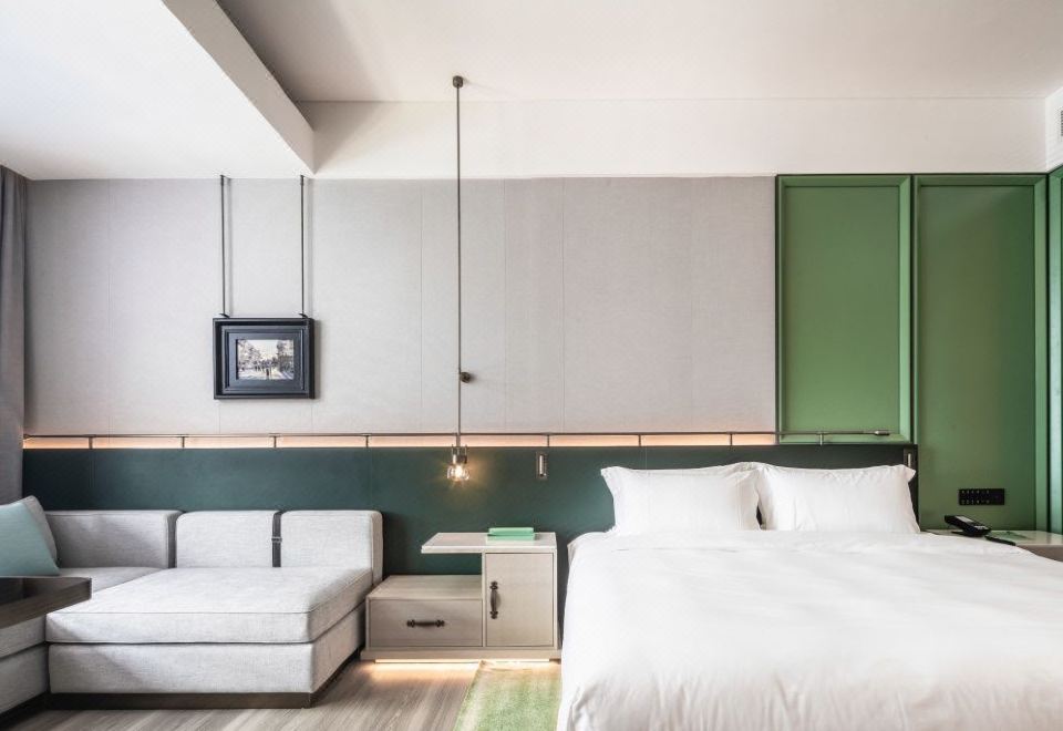 Investon Hotel Shenzhen LonghuaGrande Deluxe King Size Bed Room