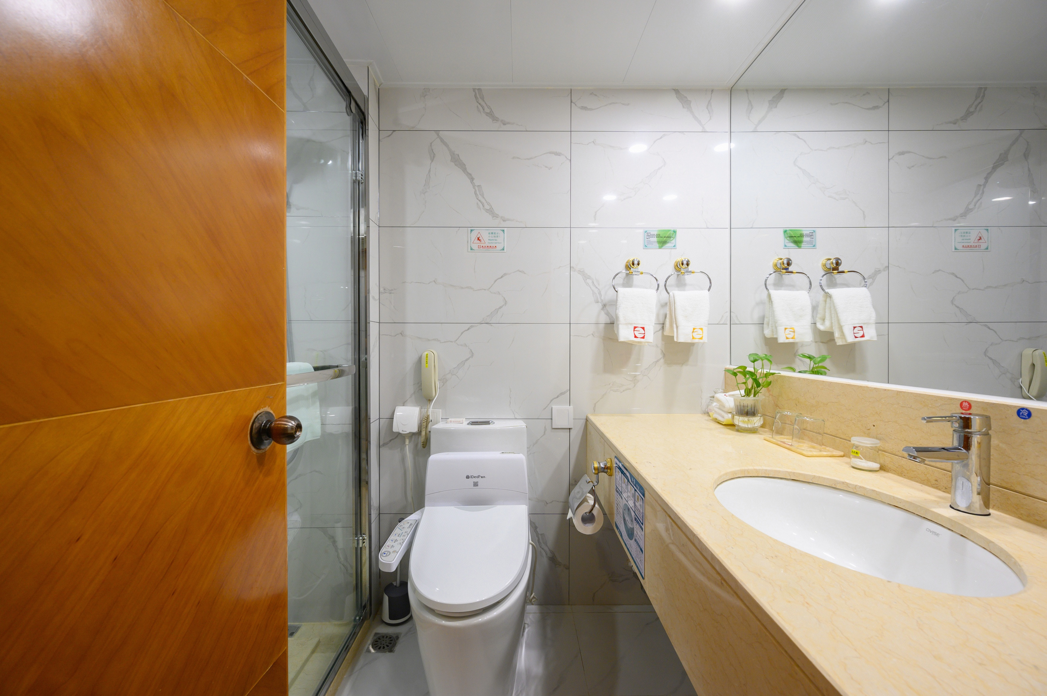 Overseas Chinese Hotel豪华双床·求学求财求平安主题房