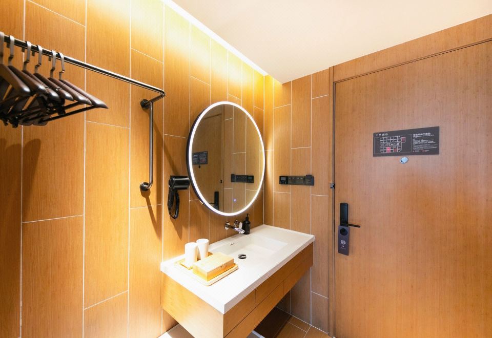 商務大床房（65寸投屏電視+小冰箱+金可兒床墊）