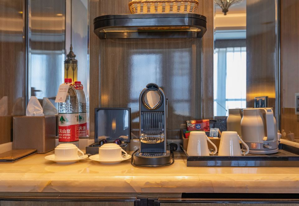 豪华套房 （奢享空间+深睡床垫+加湿器+高端洗护品）