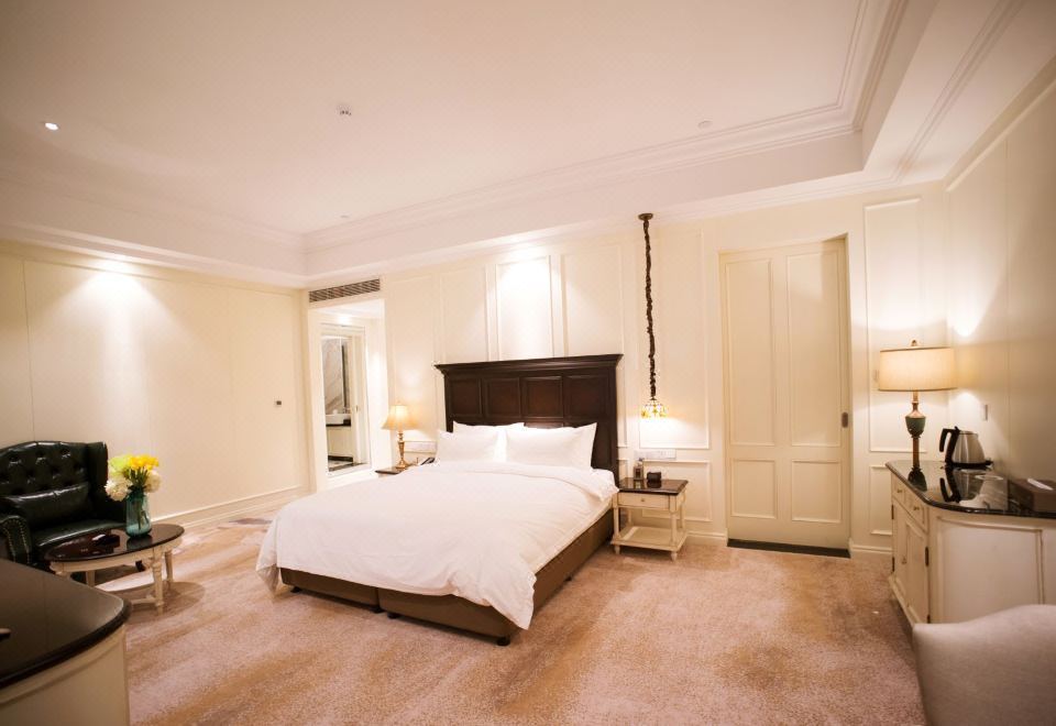 New World HotelLuxury Executive King Room