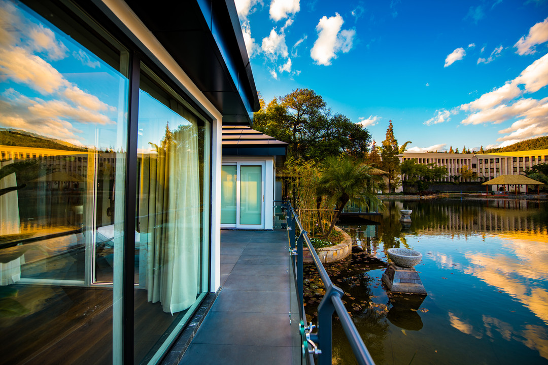 湖畔豪华套房（一室一厅+超大浴缸+观景露台）