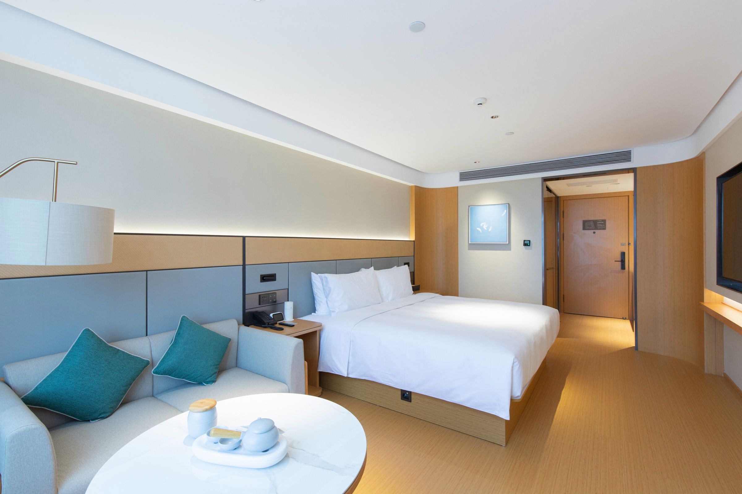 高级特大床房（超大床+投屏+冰箱+智能马桶）